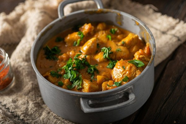 ¿Cuáles son los ingredientes para hacer un picante curry tailandés con leche de coco y gambas?